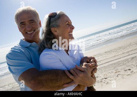 Senior couple embracing on beach Banque D'Images