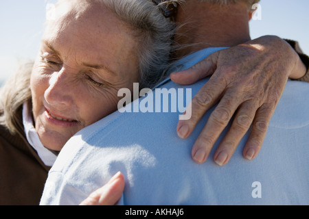 Senior couple embracing on beach Banque D'Images