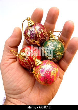 Boules de Noël en main Banque D'Images