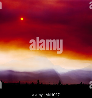 Ciel rouge orange spectaculaire de la fumée et le smog causé par les couches d'un incendie de forêt en Colombie-Britannique, Canada Banque D'Images