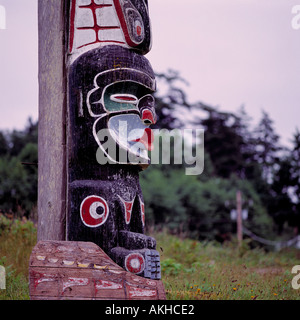 Les Kwakwaka'wakw (kwakiutl) Totem, Alert Bay, en Colombie-Britannique, Colombie-Britannique, Canada - Sépulture Namgis sur l'île Cormorant Banque D'Images