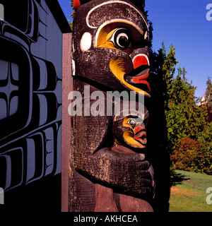 Les Kwakwaka'wakw (kwakiutl) Style Totem en 'Thunderbird' dans le parc Victoria, sur l'île de Vancouver British Columbia Canada Banque D'Images