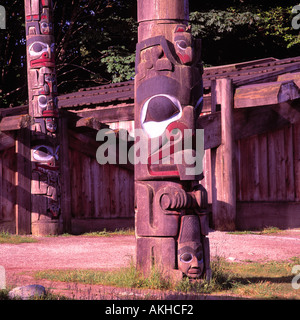 Mâts totémiques haïdas et les maisons de planches au Musée d'Anthropologie, Université de la Colombie-Britannique (UBC), Vancouver, BC, Canada Banque D'Images