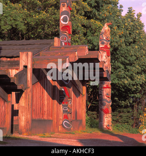 Mâts totémiques haïdas et maison de planches au Musée d'Anthropologie, Université de la Colombie-Britannique (UBC), Vancouver, BC, Canada Banque D'Images