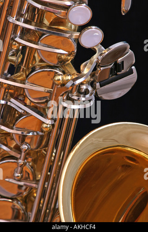 Un saxophone close up sur fond noir Banque D'Images