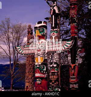 Totems dans la région de Brockton Point dans le parc Stanley à Vancouver British Columbia Canada Banque D'Images