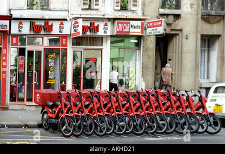 Livraison de pizza de vélos alignés à l'extérieur de Pizza Hut à Paris France Banque D'Images