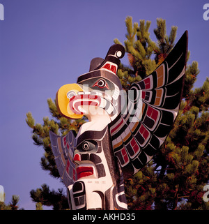 Détail de Kwakwaka'wakw (anciennement Kwakiutl) Totem en Duncan sur l'île de Vancouver, British Columbia Canada Banque D'Images