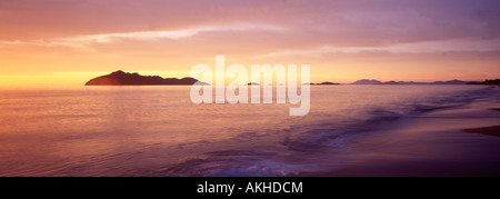 De couleur orange lever de soleil sur l'île tropicale du nord du Queensland en Australie Banque D'Images