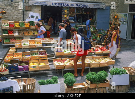 Les fruits et légumes et les marchés extérieurs au village de gourdes en Provence France Banque D'Images