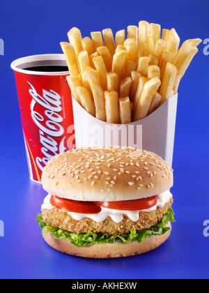 Burger de poulet frites coca editorial junk food Banque D'Images