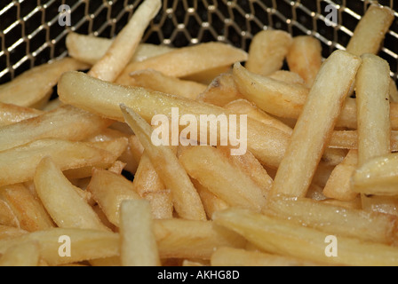 Puces fraîchement cuit dans le panier d'une friteuse profonde Banque D'Images