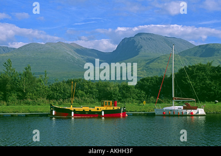 Puffer comme navire amarré loisirs sur le Canal Calédonien à Banavie avec Ben Nevis et Carn Mor Dearg (gauche) à l'arrière-plan Banque D'Images