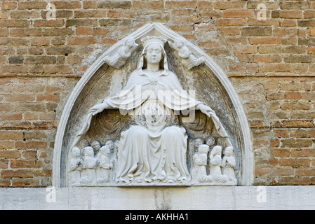 Sculpture de la Vierge Marie avec l'ange agenouillé et moines priant dans une marche rapide Venise 2005 mur Banque D'Images