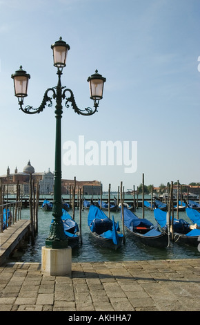 Gondoles à San Marco avec San Giorggio Maggiore dans la distance Banque D'Images