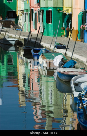 Maisons colorées et bateaux reflétée dans un canal sur l'île de Burano Venise 2005 Banque D'Images