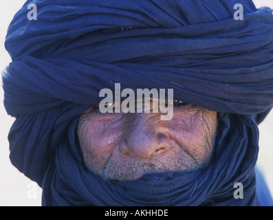 Portrait de tribu touareg dans un turban traditionnel, près de Kidal, dans le nord du Mali, Afrique de l'Ouest Banque D'Images