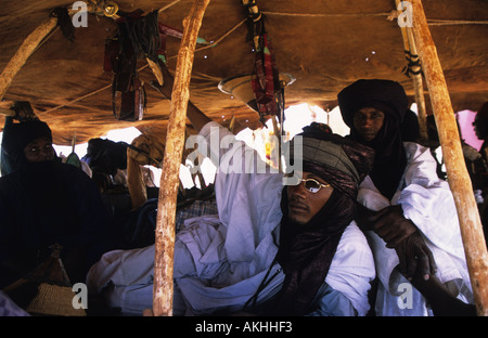 Les nomades dans leur détente wodaabes tente à La Cure Salée Festival dans le désert du Sahara, Ingall, près d'Agadez, Niger, Afrique de l'Ouest Banque D'Images