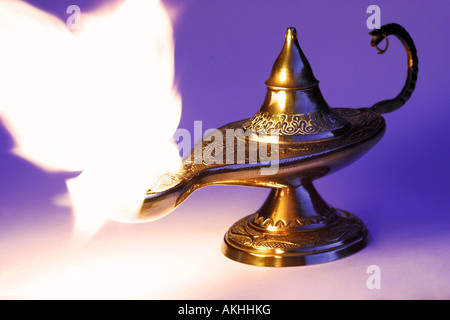 État traditionnels s'Aladdin lampe à huile lampe avec un énorme espace flash genie pour les textes qui sortent de la tuyère Banque D'Images