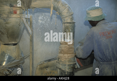 La mouture du maïs à la ferme, près de Bindura, Zimbabwe, Afrique du Sud Banque D'Images