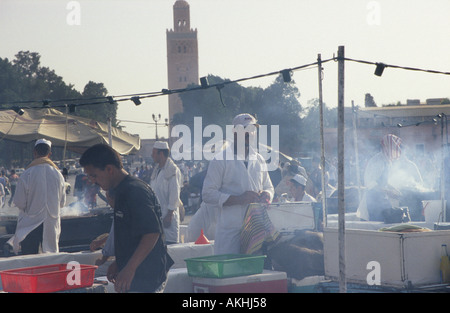 Les hommes de la cuisson à l'air ouvert food, Place Djemaa el-Fna, Marrakech, Maroc, Afrique du Nord Banque D'Images