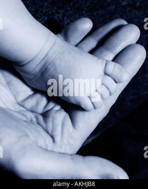 Baby foot sur mans part en bleu Banque D'Images