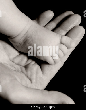 Baby foot sur mans part en noir et blanc Banque D'Images