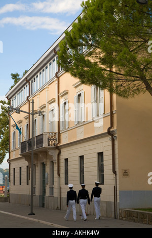 Trois marins walking down street à Koper Slovénie Banque D'Images