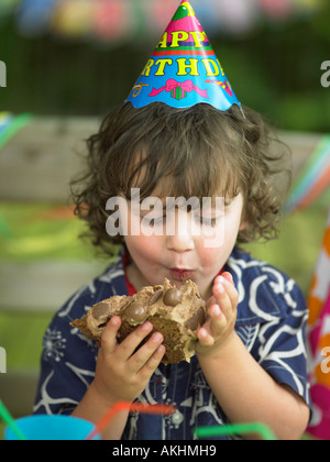 Garçon profitant du gâteau d'anniversaire Banque D'Images