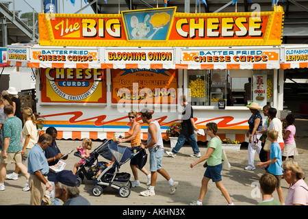 Milwaukee WISCONSIN les gens passer devant un stand de restauration rapide Vente de différentes pâtes à Wisconsin State Fair Banque D'Images