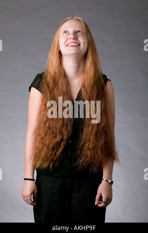 Jeune femme avec de très longs cheveux rouges Banque D'Images