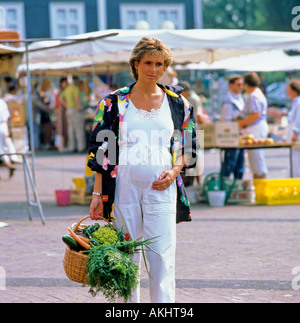 Portrait de femme enceinte acheter des légumes au marché intérieur Banque D'Images