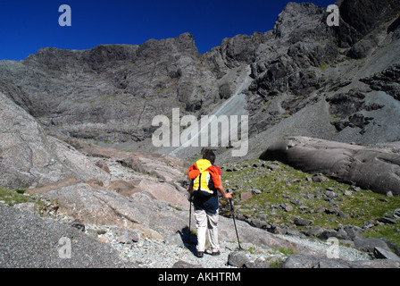 Randonneur en Coire Lagan valley, Sgurr Dearg, Cuillin hills, île de Skye, Écosse Hébrides intérieures Banque D'Images