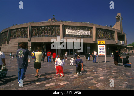 Les mexicains, les mexicains, les pèlerins, d'entrée, d'un lieu de culte, lieu de culte, la nouvelle basilique de Guadalupe, à Mexico, District fédéral, Mexique Banque D'Images