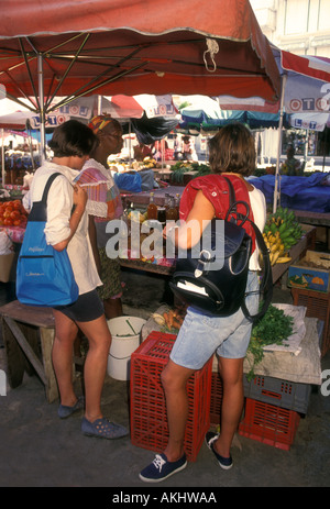 Personne de personnes jeunes femmes touristes shopping shopping au marché central de Pointe-à-Pitre sur Grande-Terre Guadeloupe France Banque D'Images