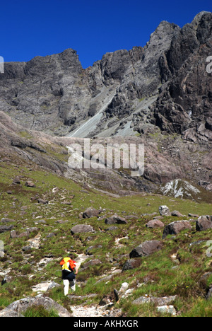 Randonneur en Coire Lagan valley, Sgurr Dearg, which Migh deter, Choinnich Cuillin hills, île de Skye, Hébrides intérieures, Ecosse Banque D'Images