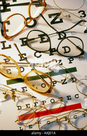 Un assortiment de lunettes sur eye chart Banque D'Images