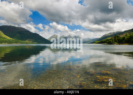 Les nuages orageux sur les cinq Sœurs montagnes sur Loch Duich Dans Glen Shiel, dans l'ouest de l'Ecosse UK Banque D'Images