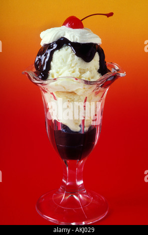 Sundae fudge chaud dans grand verre Banque D'Images
