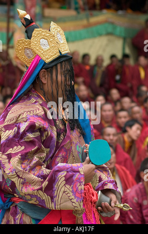 Moine Nyingma damaru avec tambours à l'danses Cham Katok Kham Monastère Dorjeden E Tibet Province du Sichuan Chine Banque D'Images