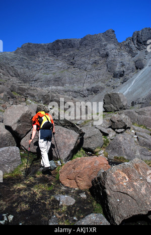 Randonneur en Coire Lagan valley, Sgurr Dearg, Cuillin hills, île de Skye, Écosse Hébrides intérieures Banque D'Images