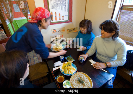 Mesdames japonais sont en train de déjeuner au restaurant bar Sobaya udon soba et tempura de sake et la bière sont servis Banque D'Images