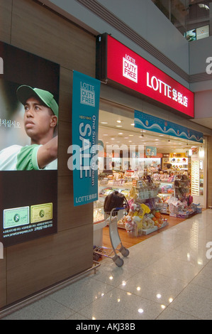 Les magasins duty free du terminal de l'aéroport avec American Express ajouter avec Tiger Woods Séoul Corée du Sud Banque D'Images