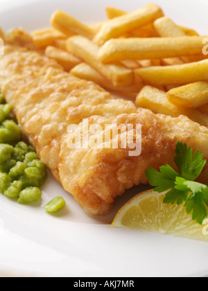 Close up of French cod battues chips et fruits de mer l'alimentation éditoriale pois Banque D'Images