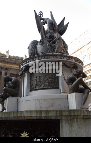 Monument Nelson en échange drapeaux square au coeur du quartier commercial de Liverpool, en Angleterre Banque D'Images