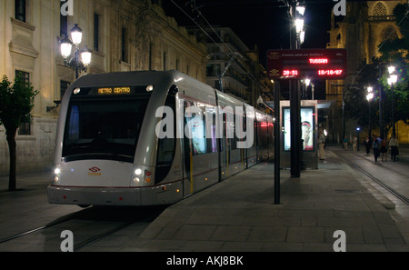 Le Tram sur l'Avenida de la Constitucion Séville de nuit Octobre 2007 Banque D'Images