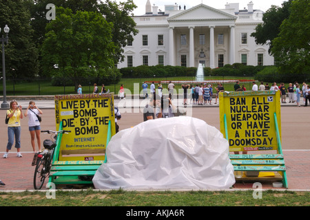 Armes nucléaires manifestant la paix à la Maison Blanche, à Washington, United States Banque D'Images