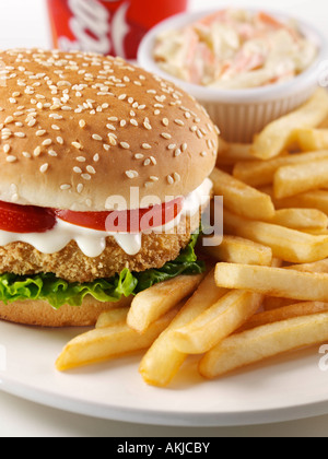 Burger de poulet frites salade éditoriale coke junk food Banque D'Images