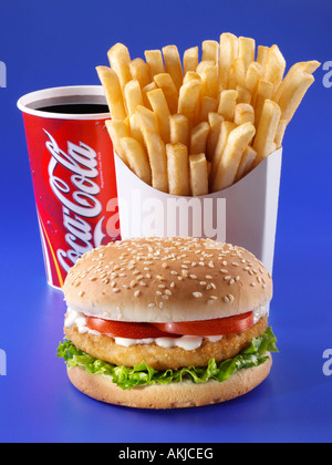 Burger de poulet frites coca editorial junk food Banque D'Images