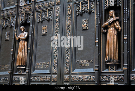 Détail de porte à la Cathédrale St Patrick, Manhattan, New York City, New York, USA Banque D'Images